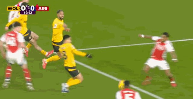1737834547525004222.gif 戈麦斯两黄变一红.gif